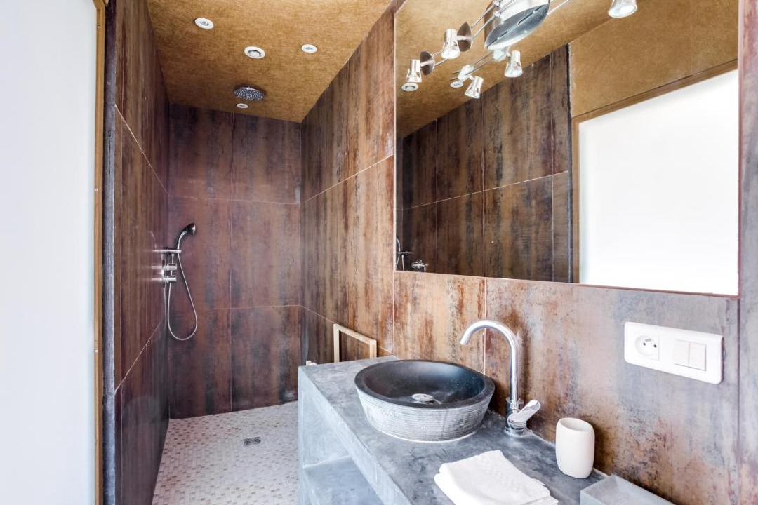 Photo of Bathroom in California - Pezou