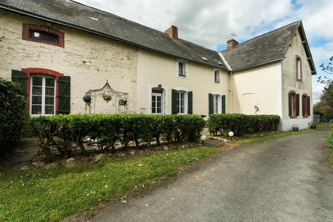 Photo of Buildings in Renaze