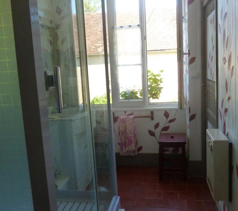 Photo of Bathroom in Druyes-les-Belles-Fontaines