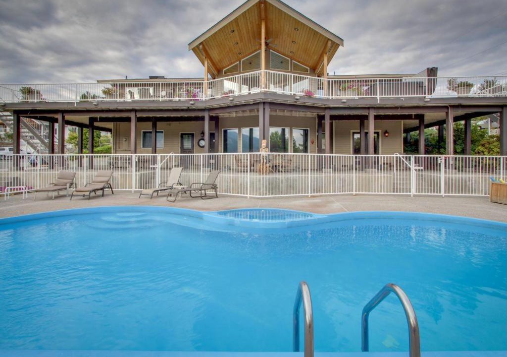 Photo of Others in Manson