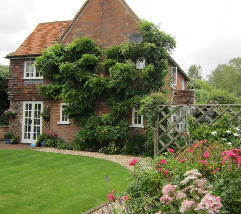 Photo of Buildings in Crondall