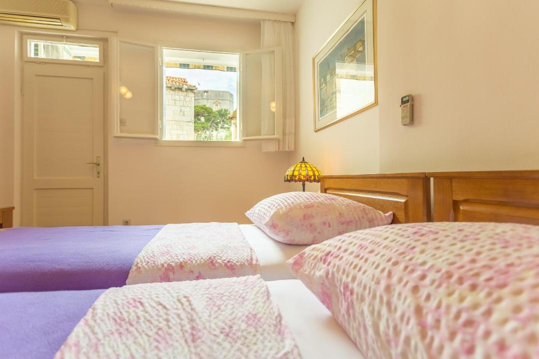 Photo of Bedroom in Pile
