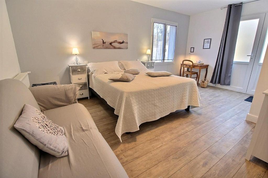 Photo of Others in Montbazon