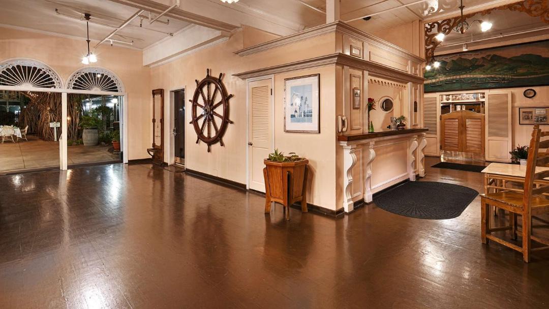 Photo of Livingroom in Historic Lahaina Front Street