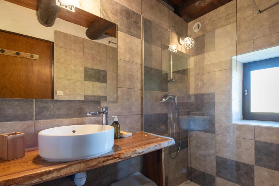 Photo of Bathroom in Campan