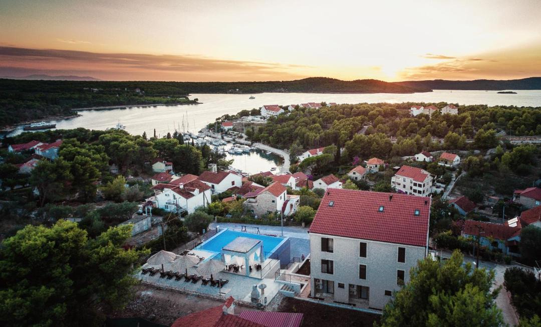 Photo of Others in Cove Makarac (Milna)