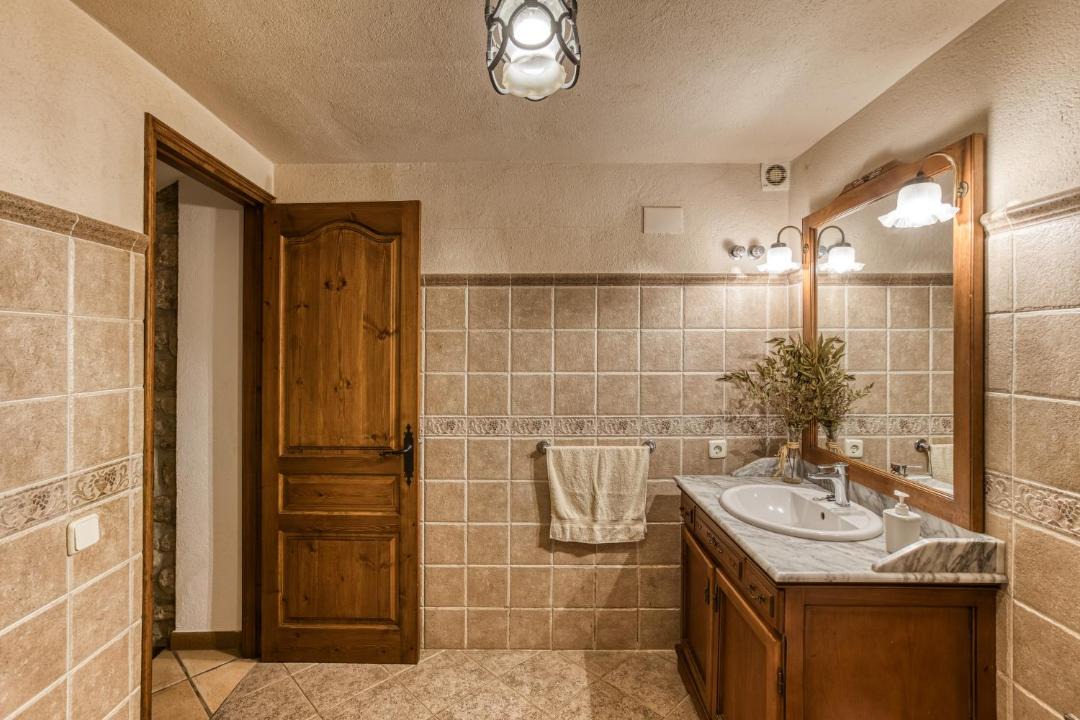 Photo of Bathroom in Camos