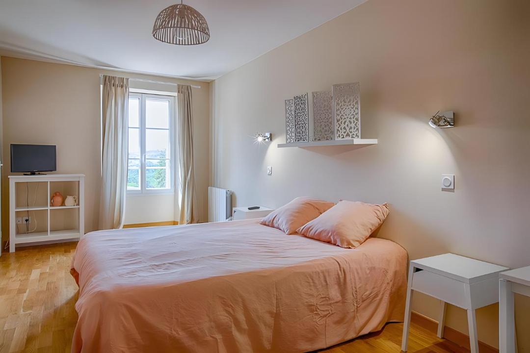 Photo of Bedroom in Saint-Bonnet-de-Valclerieux