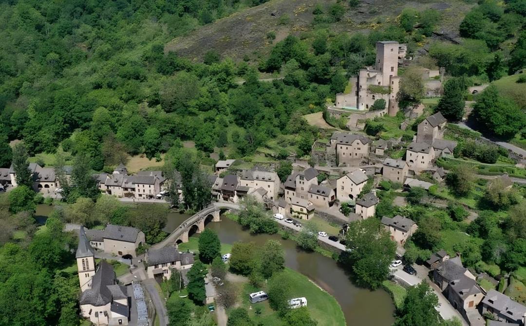 Photo of Buildings in Belcastel