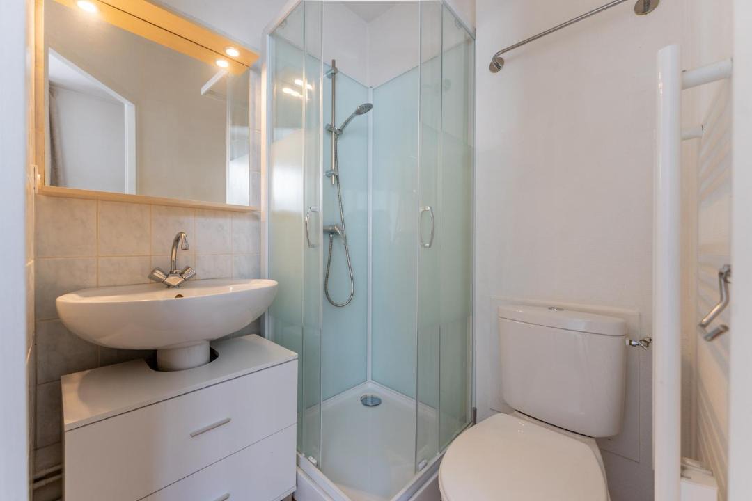 Photo of Bathroom in Poincare - Foch - Anatole France - Croix de Bourgogne