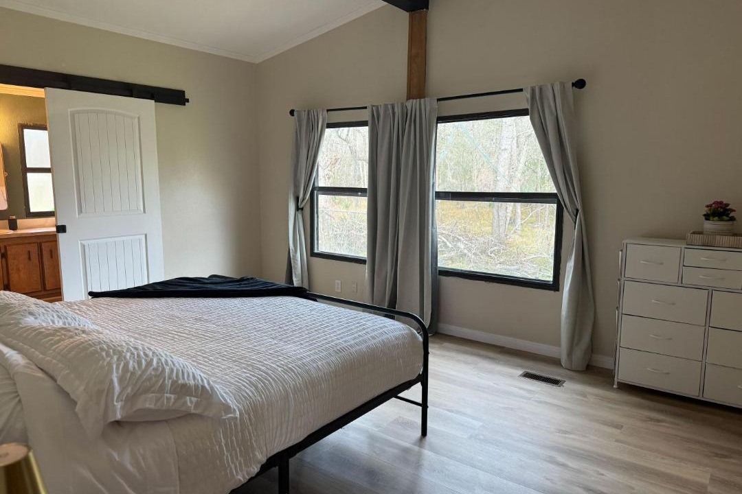 Photo of Bedroom in Damon