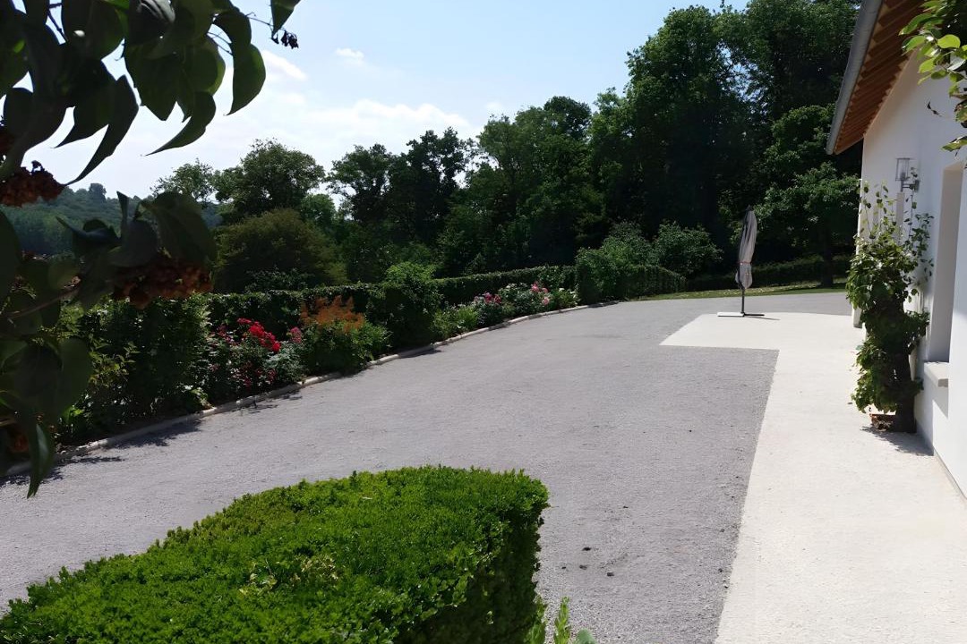 Photo of Others in Henneveux