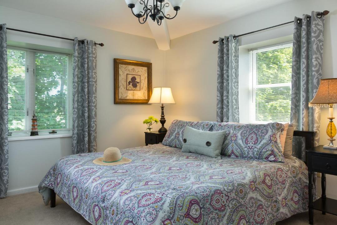 Photo of Bedroom in Off Broadway