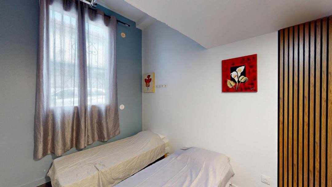 Photo of Bedroom in Stains