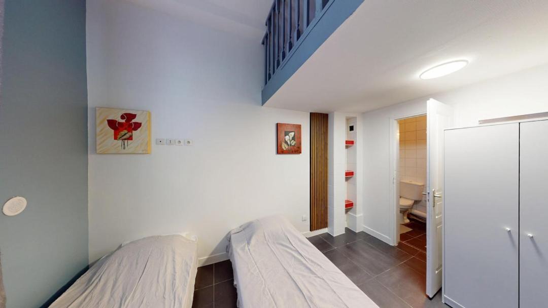 Photo of Bedroom in Stains