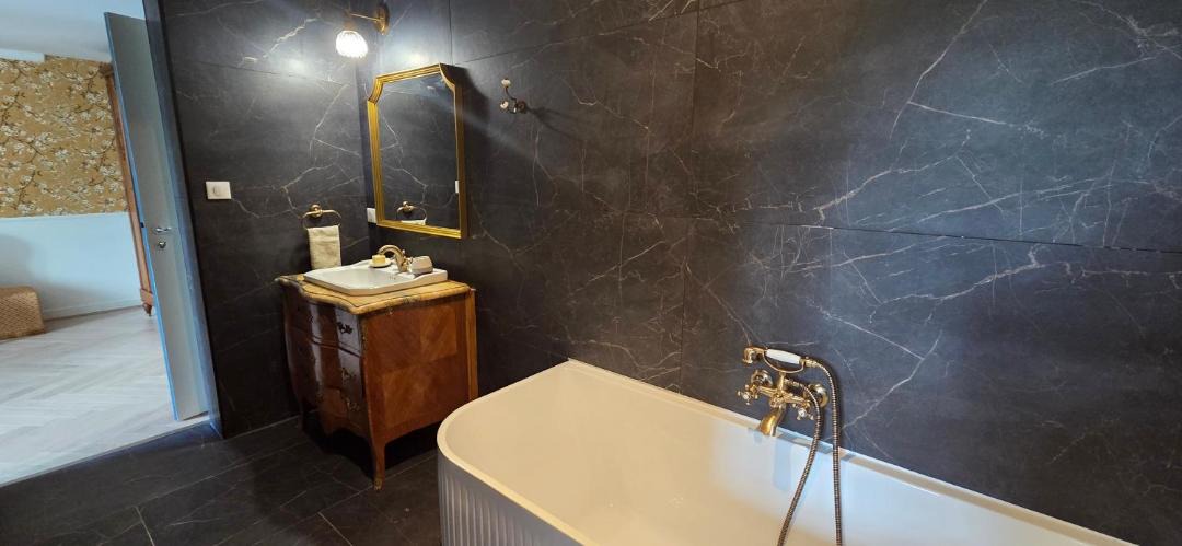 Photo of Bathroom in Louchy-Montfand