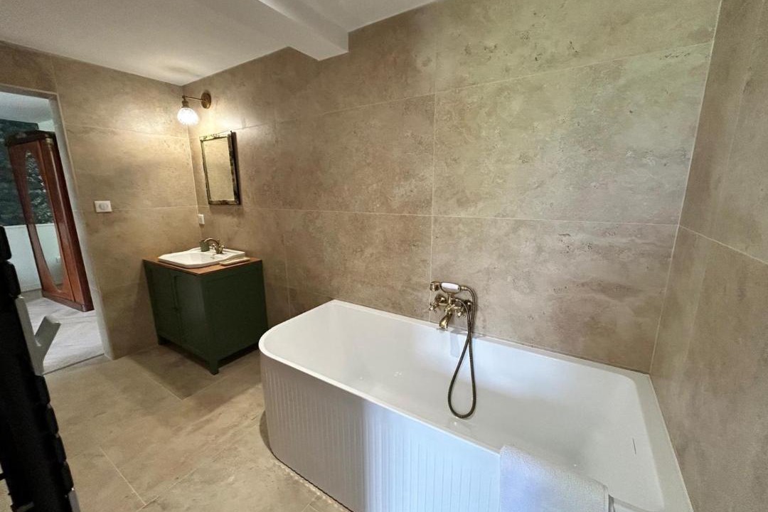 Photo of Bathroom in Louchy-Montfand