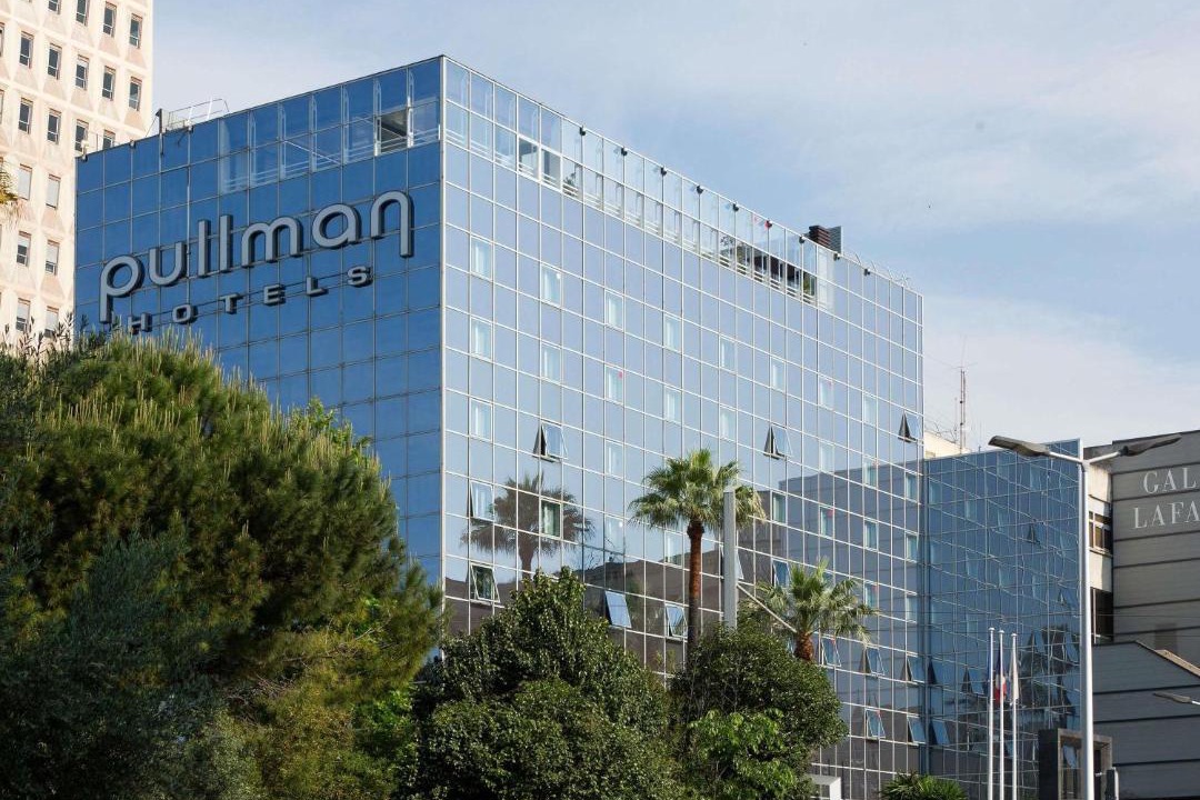 Photo of Others in Comedie