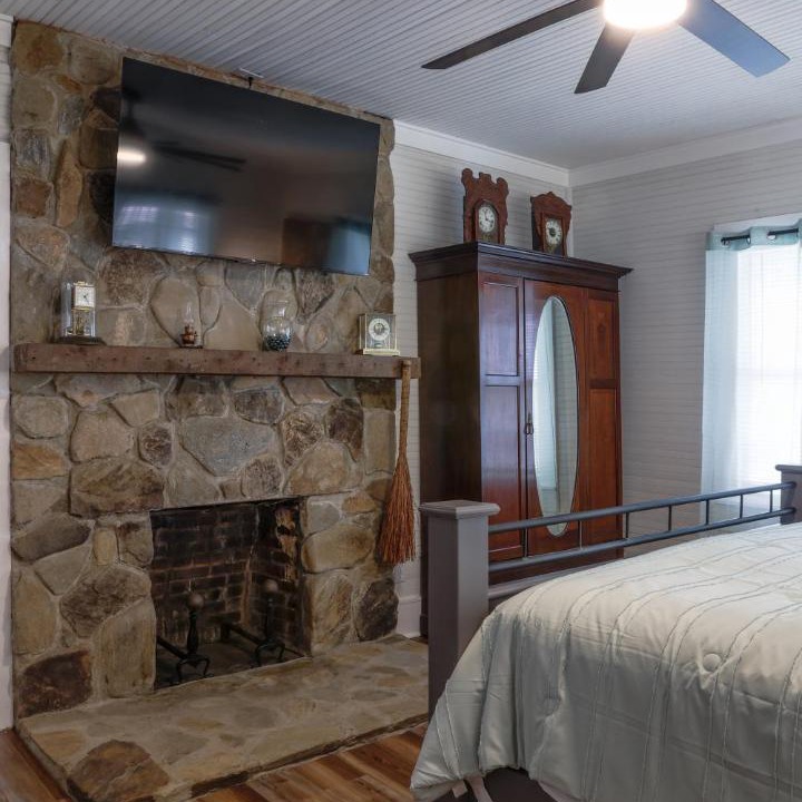 Photo of Bedroom in Toccoa