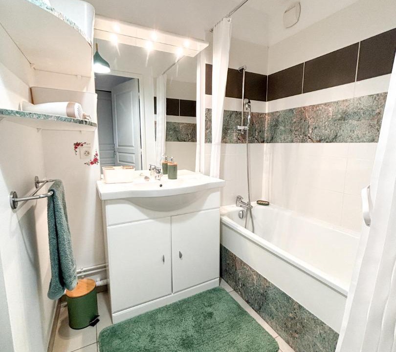 Photo of Bathroom in Lisieux