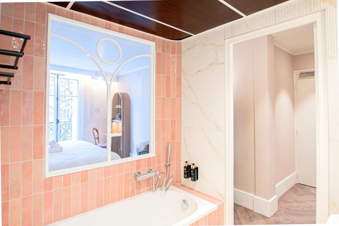 Photo of Bathroom in Quartier des Grandes-Carrieres