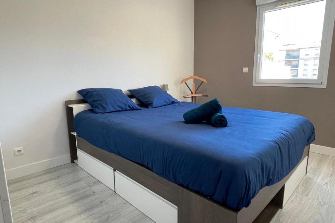 Photo of Others in Valence