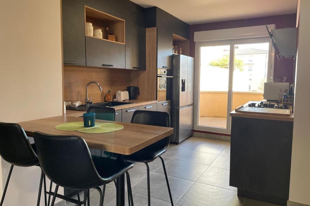 Photo of Others in Valence