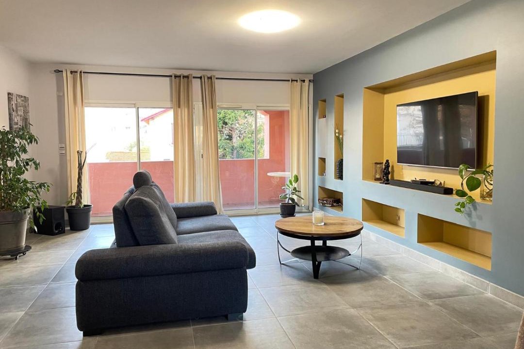 Photo of Others in Valence