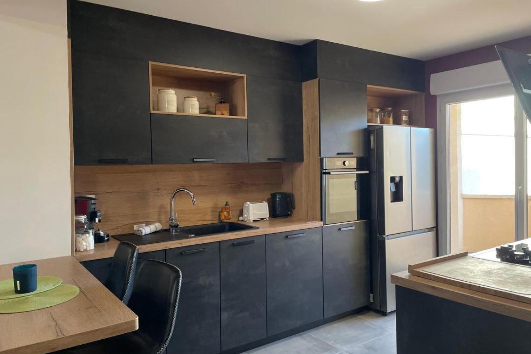 Photo of Others in Valence