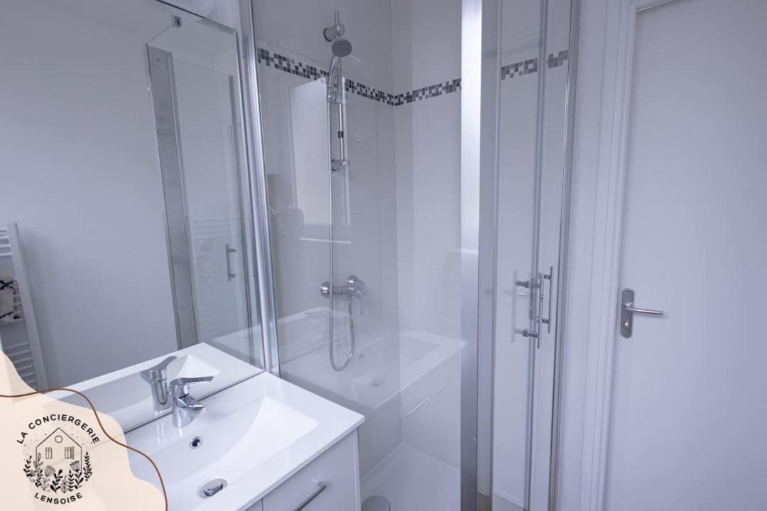 Photo of Bathroom in Lens