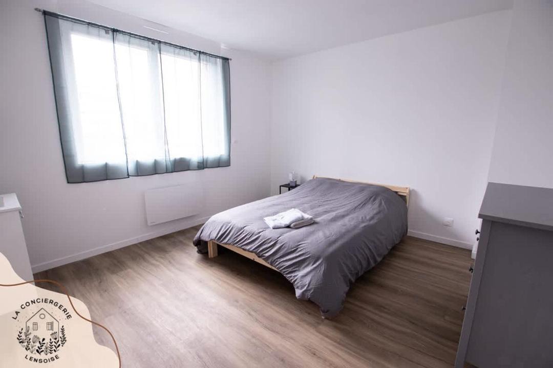 Photo of Bedroom in Lens