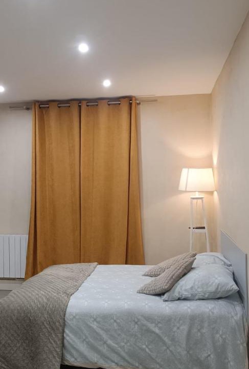 Photo of Bedroom in Mantes-la-Jolie