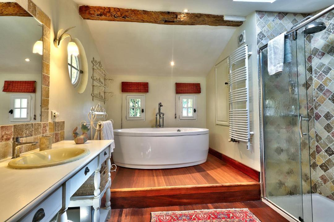 Photo of Bathroom in Saint-Michel-de-Fronsac