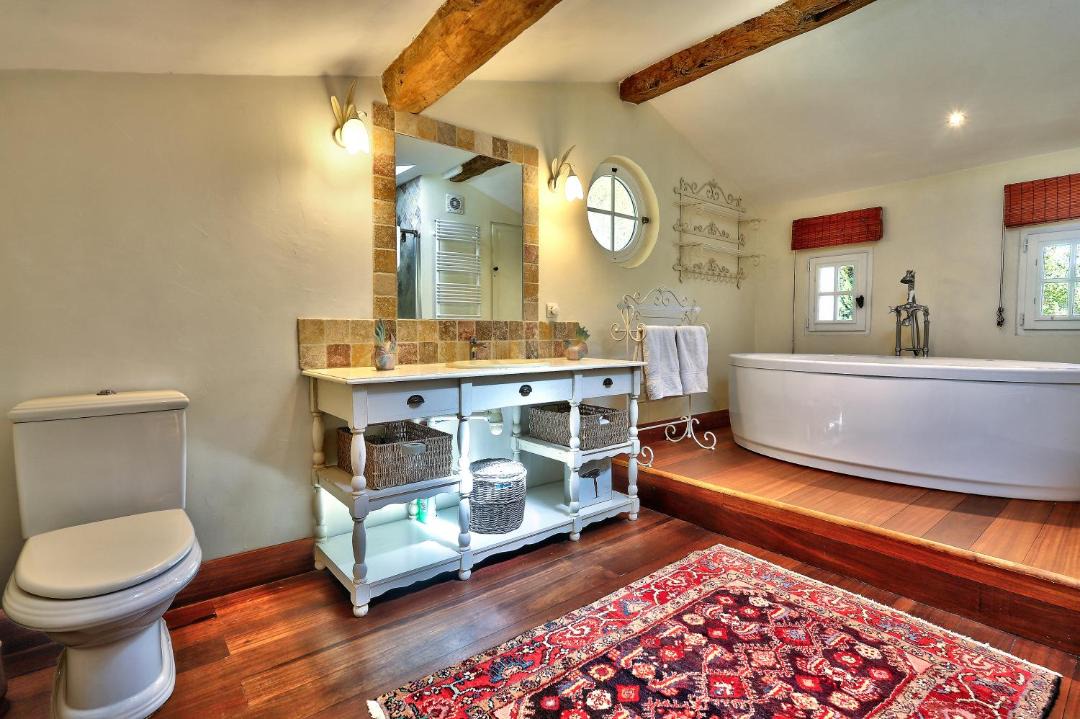 Photo of Bathroom in Saint-Michel-de-Fronsac