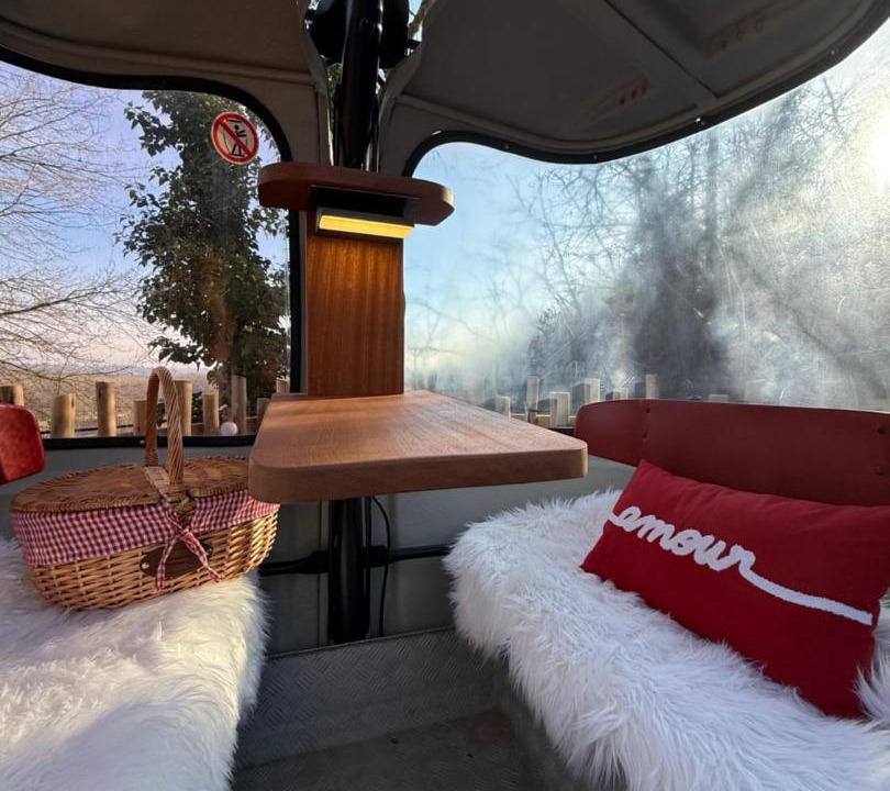 Photo of Others in Cramoisy