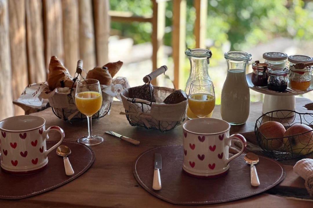 Photo of Others in Cramoisy