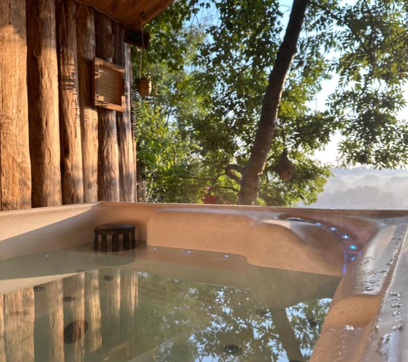 Photo of Others in Cramoisy