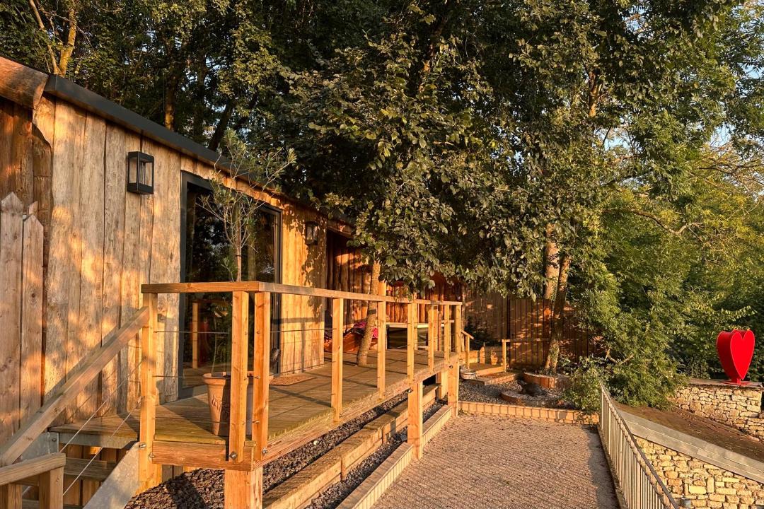 Photo of Others in Cramoisy