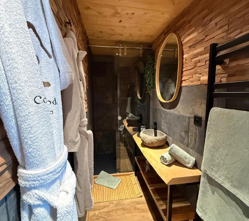 Photo of Others in Cramoisy