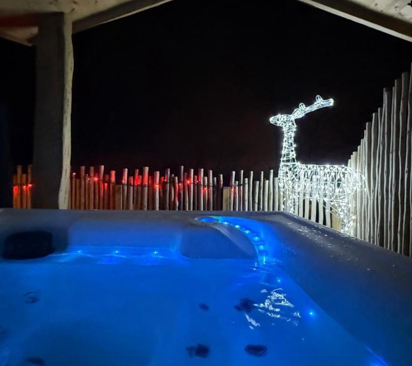 Photo of Others in Cramoisy