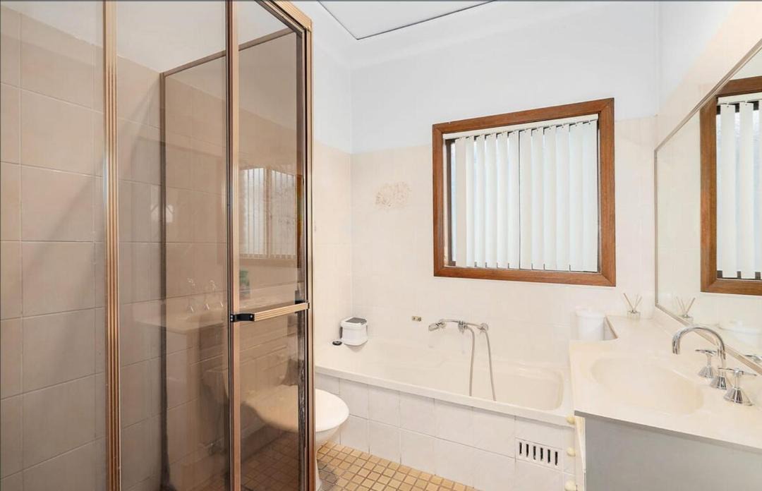 Photo of Bathroom in Georges Hall