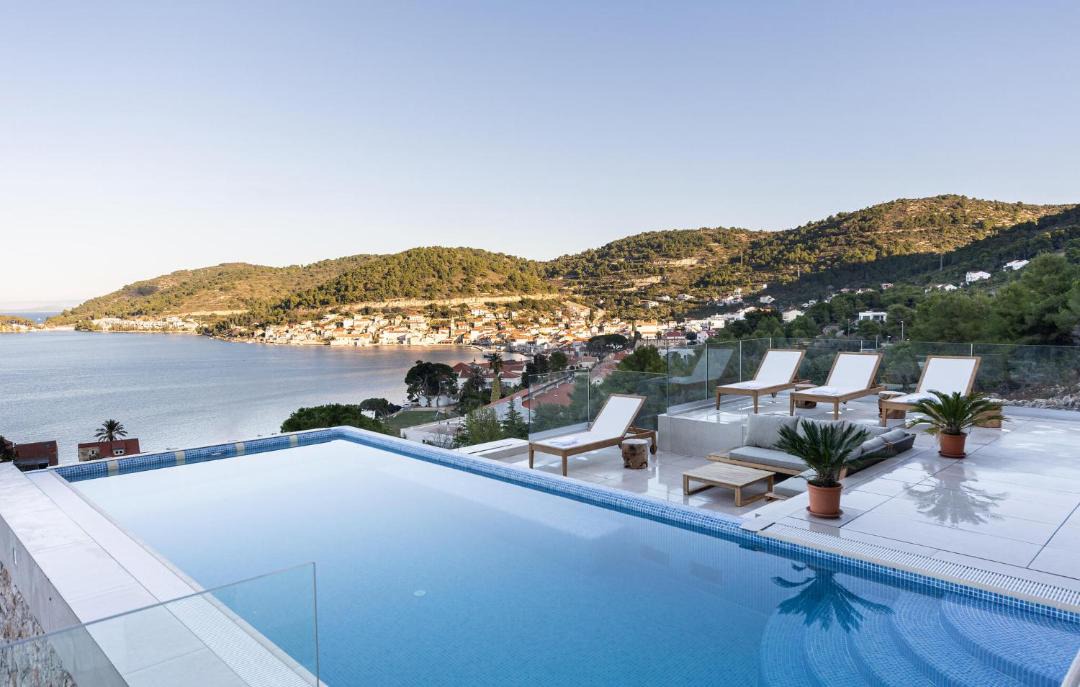 Photo of Others in Vis