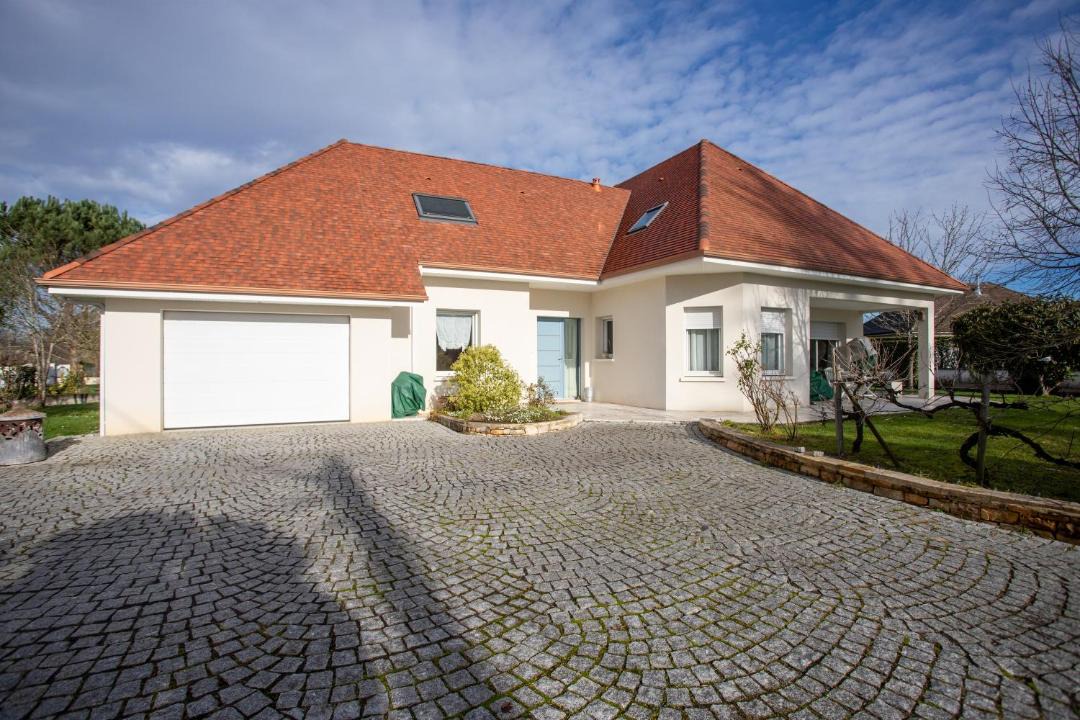 Photo of Others in Laroin