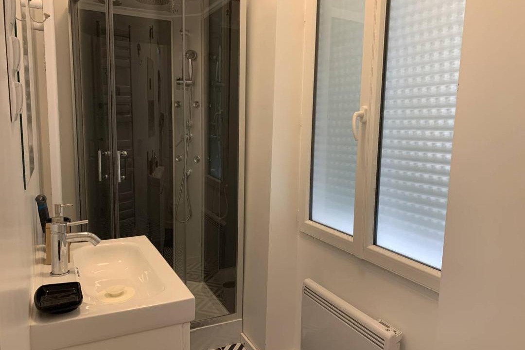Photo of Bathroom in Courlancy