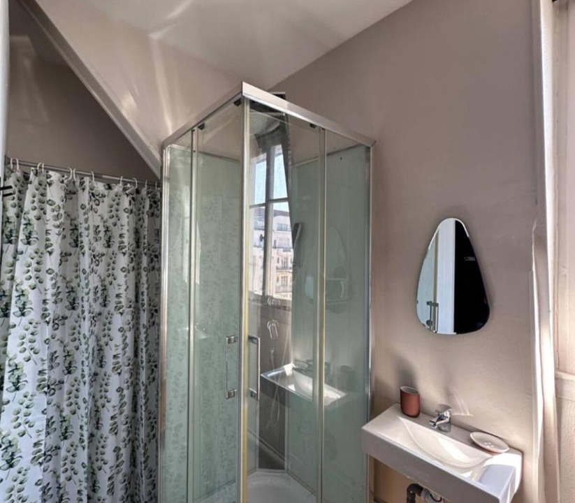 Photo of Bathroom in Poincare - Foch - Anatole France - Croix de Bourgogne
