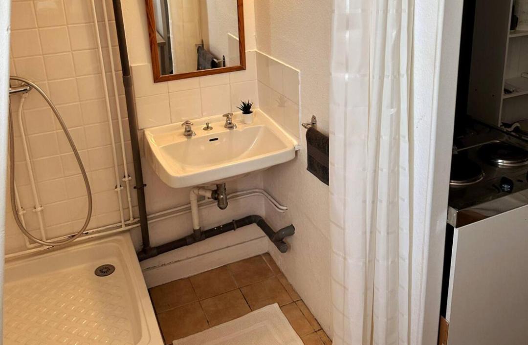 Photo of Bathroom in Poincare - Foch - Anatole France - Croix de Bourgogne