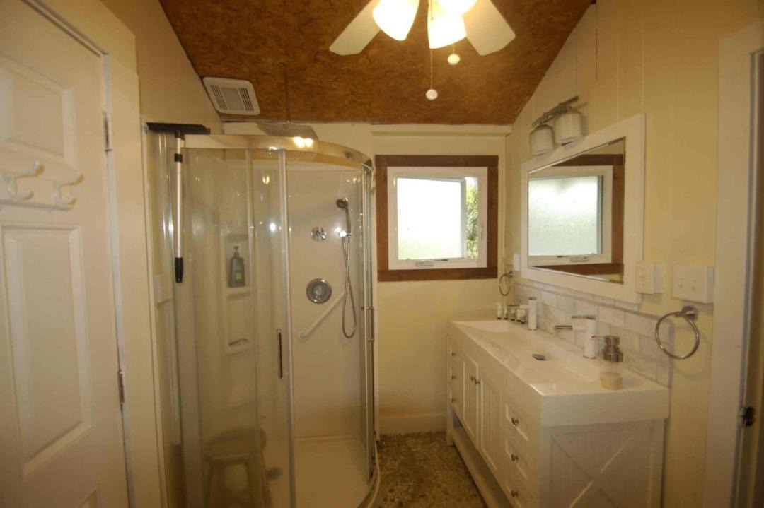 Photo of Bathroom in Naalehu