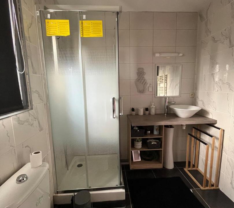 Photo of Bathroom in Mantes-la-Jolie