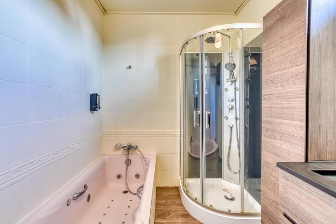 Photo of Bathroom in Jonage