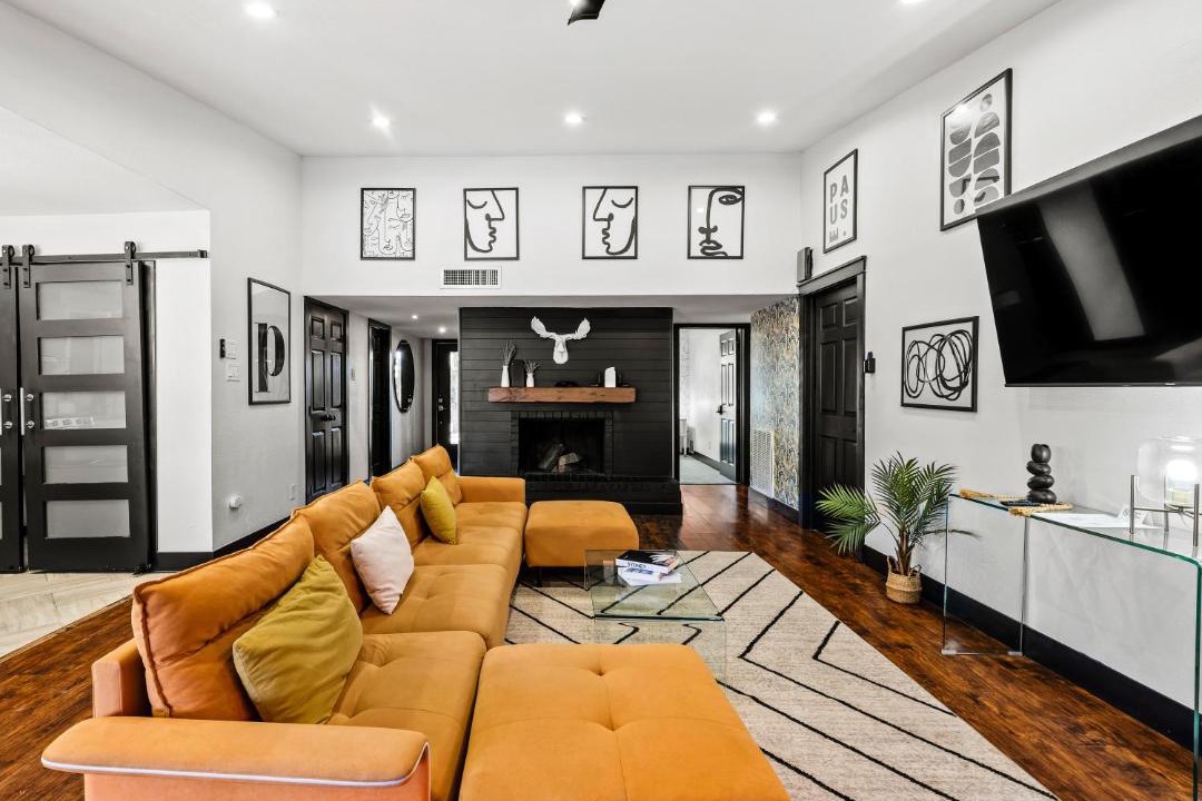 Photo of Livingroom in North Central Carrollton